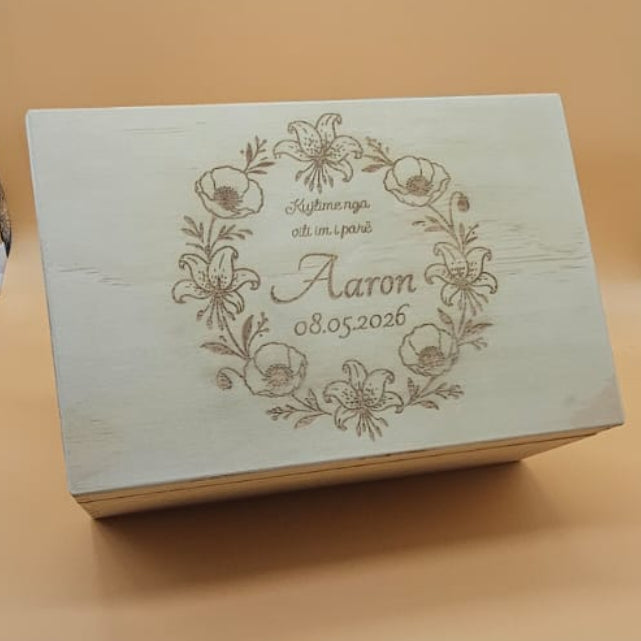 Personalisierte Baby-Erinnerungskiste mit albanischen Nationalblumen